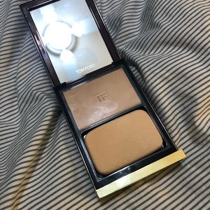 Tom Ford presses powder